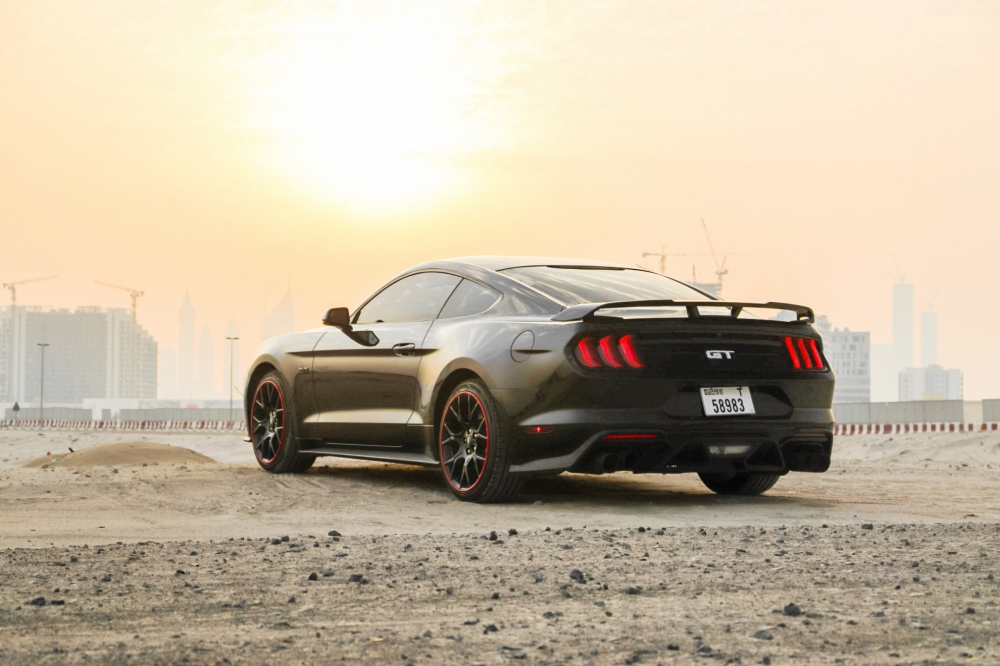 Siyah Ford Mustang EcoBoost Coupe V4 2018